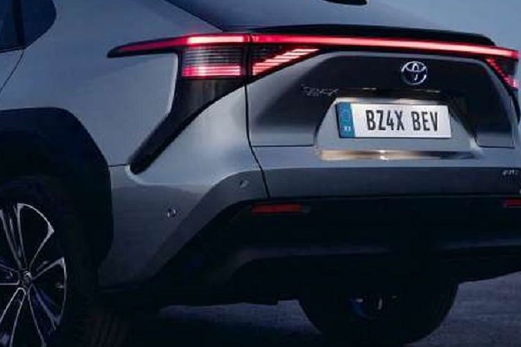 Tuy nhiên, mẫu xe SUV điện Toyota bZ4X vẫn có những nét đặc trưng riêng như thiết kế mặt ca-lăng hoàn toàn mới, vạch ra một ngôn ngữ thiết kế riêng biệt cho những chiếc xe điện đeo huy hiệu bZ.