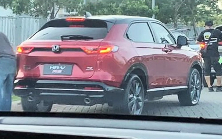 Dự đoán, Honda HR-V 1.5T RS CVT 2022 tại Indonesia sẽ dùng chung động cơ với Accord và CR-V. Trên Honda Accord và CR-V ở Indonesia, động cơ này tạo ra công suất tối đa 190 mã lực tại tua máy 5.600 vòng/phút cùng mô-men xoắn cực đại 240 Nm tại dải tua máy 2.000 - 5.000 vòng/phút. Nếu đúng như vậy, đây sẽ là phiên bản mạnh nhất của dòng Honda HR-V 2022.