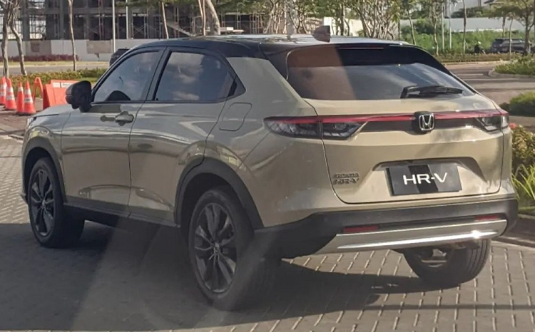 Dù dùng động cơ nào, Honda HR-V 2022 ở Indonesia cũng đi kèm với hộp số biến thiên vô cấp CVT. Ngoài ra, mẫu SUV cỡ B này ở Indonesia còn không có hệ dẫn động hybrid e:HEV như xe dành cho Thái Lan và Nhật Bản.