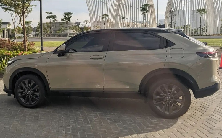 Trong khi đó, 3 bản 1.5L S CVT, 1.5L E CVT và 1.5L SE CVT của Honda HR-V 2022 ở Indonesia dự kiến sẽ dùng động cơ xăng i-VTEC 4 xi-lanh, DOHC, dung tích 1.5L giống xe đang bán tại Nhật Bản. Động cơ này tạo ra công suất tối đa 118 mã lực và mô-men xoắn cực đại 142 Nm tại tua máy 4.300 vòng/phút.