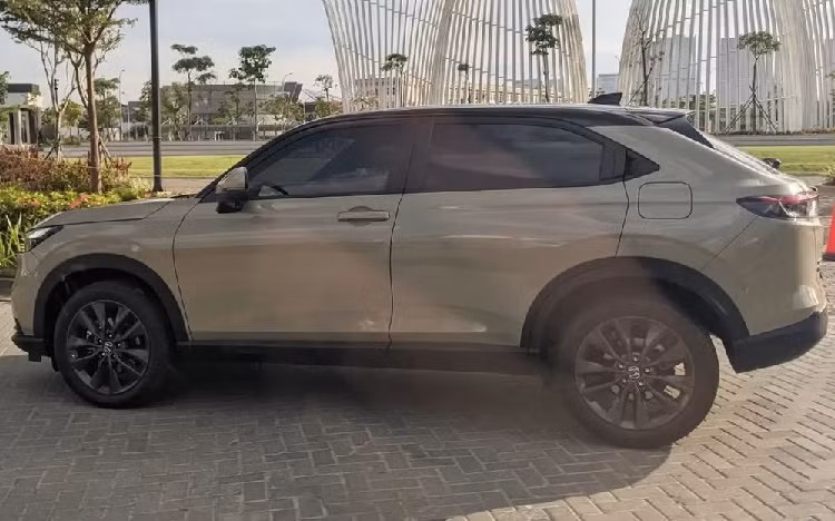 Trong khi đó, 3 bản 1.5L S CVT, 1.5L E CVT và 1.5L SE CVT của Honda HR-V 2022 ở Indonesia dự kiến sẽ dùng động cơ xăng i-VTEC 4 xi-lanh, DOHC, dung tích 1.5L giống xe đang bán tại Nhật Bản. Động cơ này tạo ra công suất tối đa 118 mã lực và mô-men xoắn cực đại 142 Nm tại tua máy 4.300 vòng/phút.