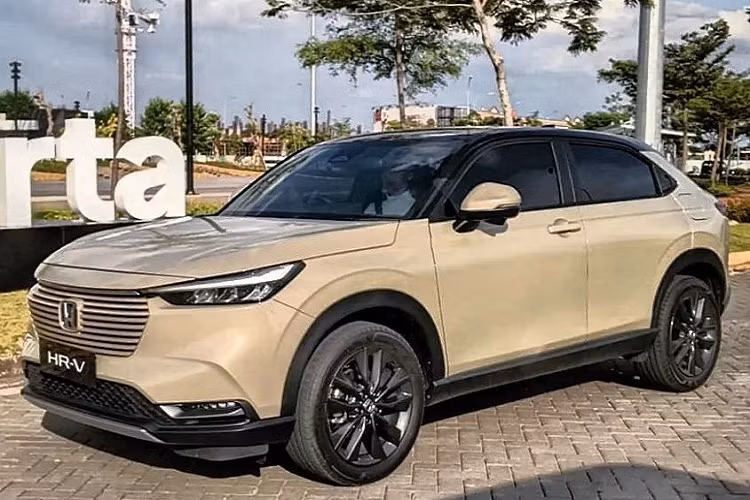 Theo thông tin rò rỉ từ phía nhà sản xuất, hãng xe Honda sẽ lần đầu tiên ra mắt phiên bản tăng áp của HR-V thế hệ mới tại thị trường Indonesia. Cụ thể, tại thị trường Indonesia, Honda HR-V 2022 sẽ có tổng cộng 4 phiên bản, bao gồm 1.5L S CVT, 1.5L E CVT, 1.5L SE CVT và 1.5T RS CVT. Trong đó, bản cao cấp nhất là 1.5T RS CVT sẽ được trang bị động cơ xăng 4 xi-lanh, tăng áp, dung tích 1.5L.