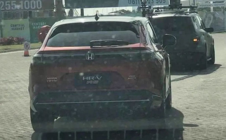 Cách đây không lâu, cánh săn ảnh đã bắt gặp mẫu xe SUV Honda HR-V 2022 trên đường phố Indonesia. So với xe ở Thái Lan, Honda HR-V mới dành cho Indonesia có thiết kế không khác biệt. Điểm nhấn đáng chú ý nhất của mẫu xe này ở Indonesia chính là động cơ.
