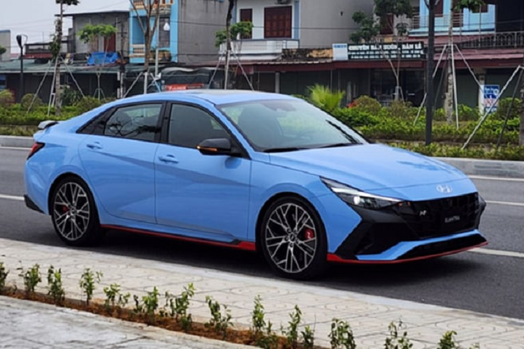 Ngoài ra, phần đuôi xe Hyundai Elantra N 2023 hiệu năng cao sở hữu bộ khuếch tán gió thể thao màu đen và 2 ống xả được thiết kế dạng tròn, cỡ lớn, đặt ở 2 bên tạo thêm phần thể thao cho xe.