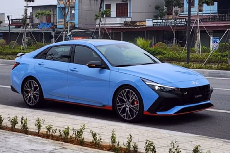 Ngoài ra, phần đuôi xe Hyundai Elantra N 2023 hiệu năng cao sở hữu bộ khuếch tán gió thể thao màu đen và 2 ống xả được thiết kế dạng tròn, cỡ lớn, đặt ở 2 bên tạo thêm phần thể thao cho xe.