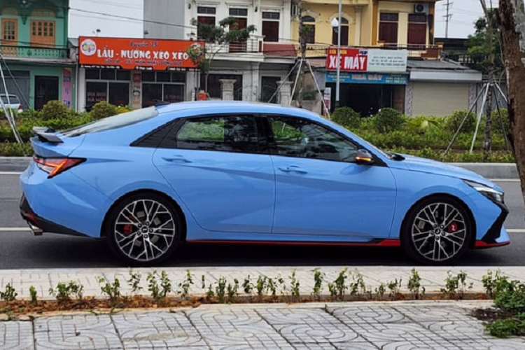 Elantra N 2023 mới có phần đuôi thiết kế khác biệt hoàn toàn với Elantra bản thường, với cánh gió đuôi cỡ lớn gắn cố định trên cao, làm tăng tính thẩm mỹ cho xe, đi cùng dải đèn LED nối liền và kéo dài sang hai bên, tạo hình chữ H.