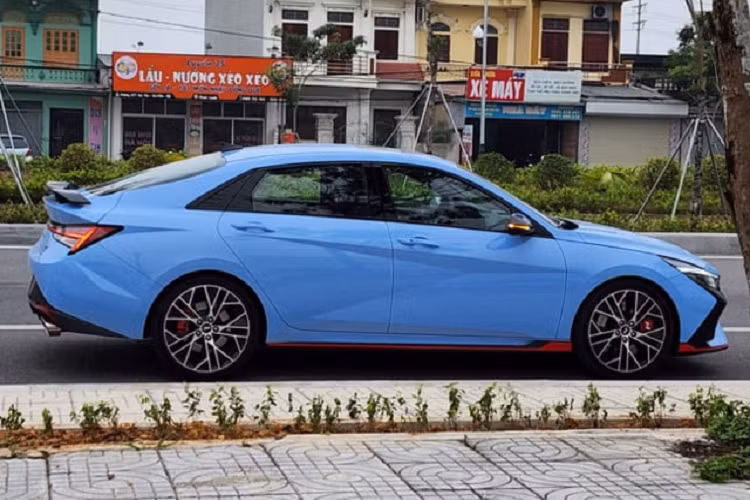 Elantra N 2023 mới có phần đuôi thiết kế khác biệt hoàn toàn với Elantra bản thường, với cánh gió đuôi cỡ lớn gắn cố định trên cao, làm tăng tính thẩm mỹ cho xe, đi cùng dải đèn LED nối liền và kéo dài sang hai bên, tạo hình chữ H.