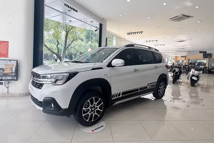Nổi bật với thiết kế mạnh mẽ và đậm chất SUV cùng các tính năng an toàn vượt trội, thoải mái &amp; tiện lợi ở tất cả hàng ghế, XL7 2022 nay được “nâng cấp” về ngoại hình mới mẻ và phong cách hơn.