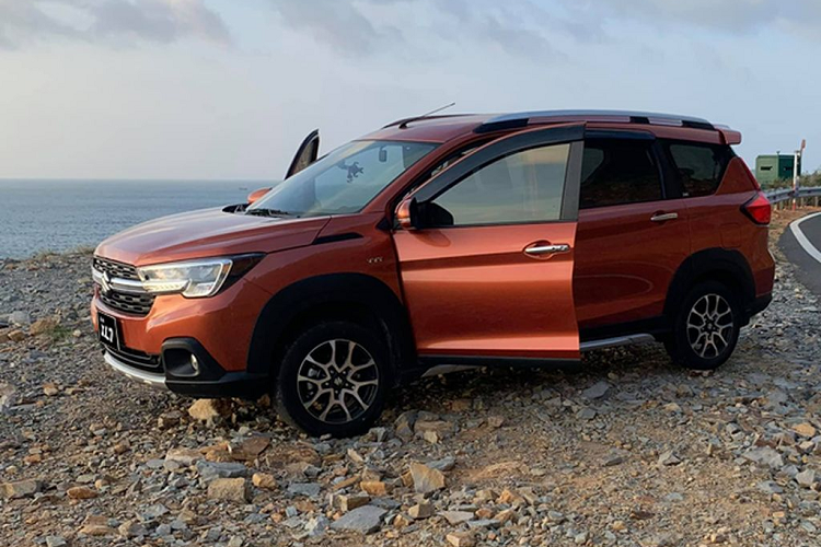 Nổi bật với thiết kế mạnh mẽ và đậm chất SUV cùng các tính năng an toàn vượt trội, thoải mái và tiện lợi ở tất cả hàng ghế, XL7 2022 nay được “nâng cấp” về ngoại thất, gồm bộ tem Euro 5; kính màu tối với phim cách nhiệt chống tia tử ngoại (UV) và tia hồng ngoại (IR) giúp ngăn chặn nhiệt lượng và cháy nắng.