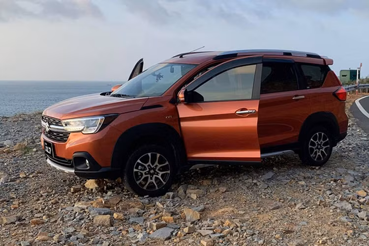 Nổi bật với thiết kế mạnh mẽ và đậm chất SUV cùng các tính năng an toàn vượt trội, thoải mái và tiện lợi ở tất cả hàng ghế, XL7 2022 nay được “nâng cấp” về ngoại thất, gồm bộ tem Euro 5; kính màu tối với phim cách nhiệt chống tia tử ngoại (UV) và tia hồng ngoại (IR) giúp ngăn chặn nhiệt lượng và cháy nắng.