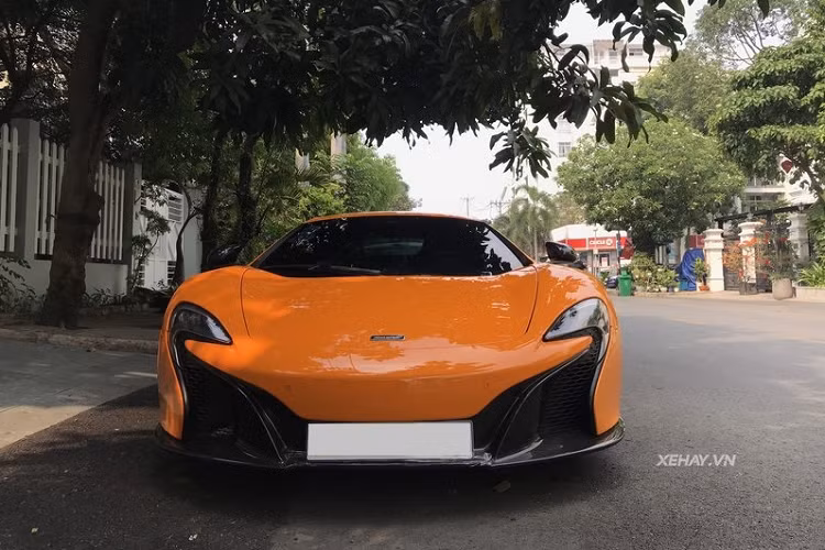 McLaren 650S Coupe hàng hiếm này có ngoại thất màu cam Mclaren Orange nổi bật cùng mâm đa chấu sơn đen và cùm phanh màu cam.