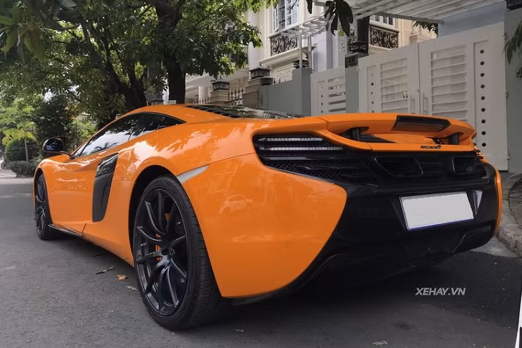 McLaren 650S sử dụng khung gầm bằng sợi carbon nguyên khối siêu bền và nhẹ. Đuôi xe nổi bật với cánh gió có thể điều chỉnh, bộ khuếch tán hầm hố và cặp ống xả kép hình thang đặt trên cao lạ mắt.