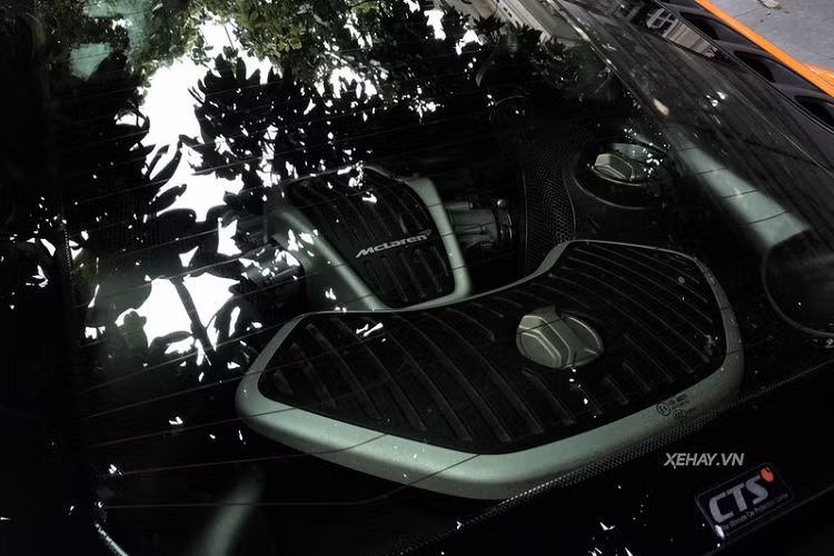Một số chi tiết đáng chú ý khác ở phần ngoại thất là cản trước, ốp gương, hốc gió đặt ở hai bên hông và cản sau đều được làm từ sợi carbon có trọng lượng nhẹ.