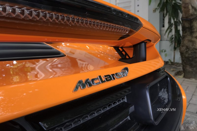 Ngoài ra, McLaren 650S bản Coupe còn được lắp một tấm kính lớn ở phía sau để lộ khối động cơ V8 (bản Spider không có chi tiết này).