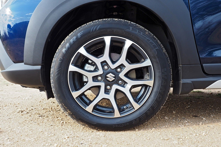 Tại thị trường Ấn Độ, mẫu MPV cỡ nhỏ này có các màu sơn ngoại thất như trắng, bạc, xanh dương, nâu và ghi xám. Riêng ở bản cao cấp, màu sơn đỏ, bạc và nâu có thể phối với nóc đen tương phản, mang đến vẻ hiện đại hơn cho xe.