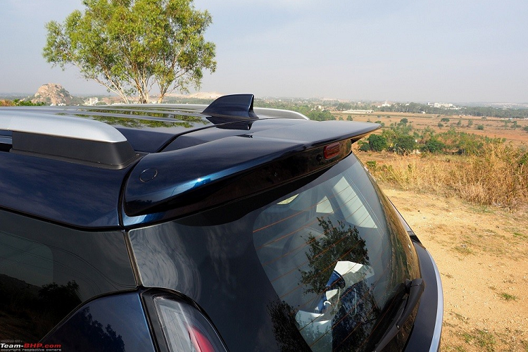 Khác với XL7 ở Việt Nam, Suzuki XL6 2022 tại Ấn Độ sở hữu nội thất 6 chỗ ngồi với 2 ghế thương gia ở giữa. Chưa hết, mẫu MPV được định vị cao cấp hơn Suzuki Ertiga này còn có ghế trước với tính năng làm mát mới. Kính lái của xe giờ đây đã có có thể chắn tia hồng ngoại (IR) và tia cực tím (UV). Ngoài ra, xe còn được trang bị thêm kính cửa sổ chắn tia UV mới. Thay đổi tiếp theo của Suzuki XL6 2022 là lẫy chuyển số sau vô lăng ở những phiên bản dùng hộp số tự động.