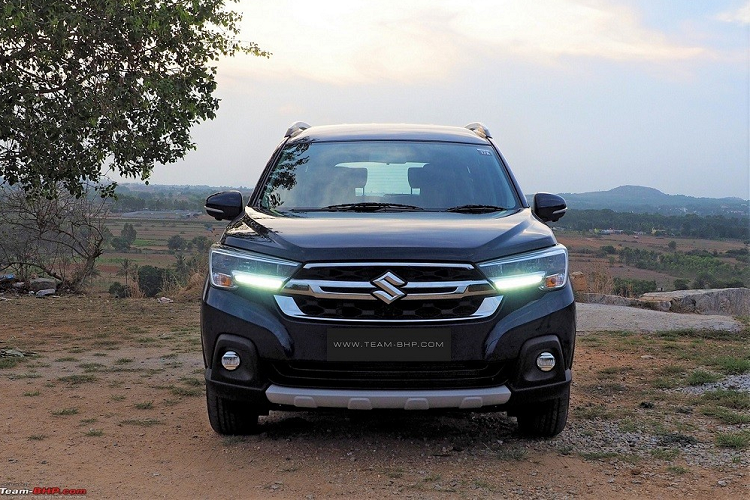 Như thông tin đã đưa, Suzuki XL6 2022 mới chỉ thay đổi nhẹ trong thiết kế ngoại thất. Điều này được thể hiện qua thiết kế nẹp mạ crôm mới ở giữa lưới tản nhiệt của xe. Trong khi đó, mắt lưới tản nhiệt được đổi sang loại mắt cáo mới. Ngoài ra, lưới tản nhiệt của Suzuki XL6 2022 còn có viền mạ crôm ở trên đỉnh và bên dưới, tăng vẻ cao cấp cho đầu xe.