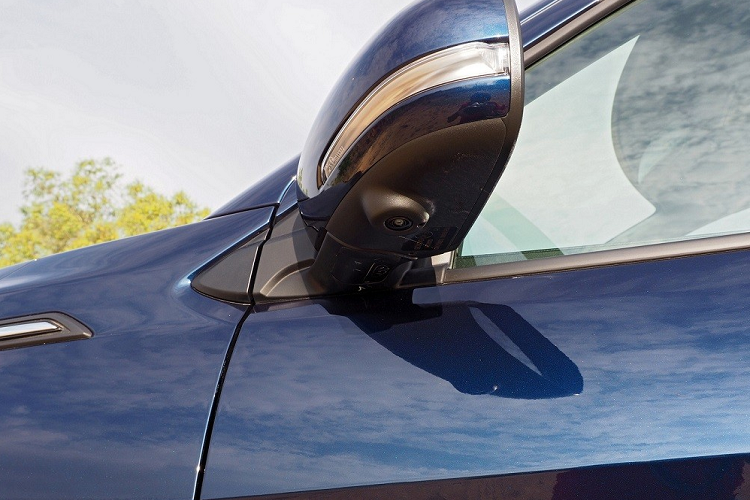 Bước vào bên trong Suzuki XL6 2022, người lái sẽ bắt gặp không gian nội thất cải tiến nhẹ ở một số chi tiết. Đáng chú ý nhất chính là màn hình cảm ứng 9 inch mới, phục vụ hệ thống thông tin giải trí SmartPlay Pro, thay cho loại 7 inch cũ. Màn hình này hỗ trợ kết nối không dây với điện thoại thông minh qua Apple CarPlay và Android Auto.