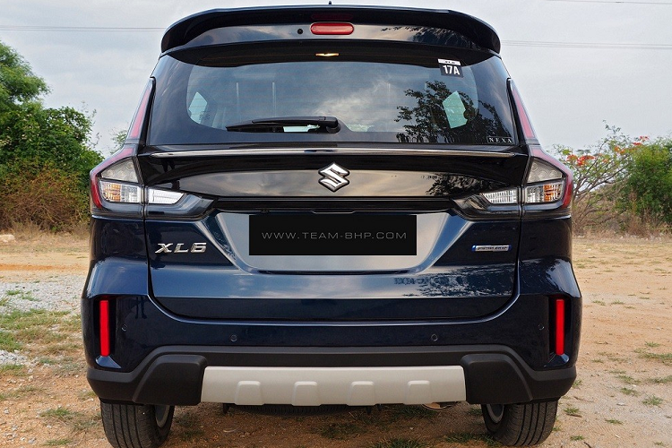 Điểm nhấn tiếp theo của Suzuki XL6 2022 là bộ vành hợp kim 16 inch với thiết kế đa chấu, phối 2 màu mới. Đây cũng chính là bộ vành hiện đang được dùng cho Suzuki XL7 2022 mới ở Việt Nam. Những thay đổi còn lại của xe bao gồm ăng-ten hình vây cá, baga nóc và cánh gió mui.