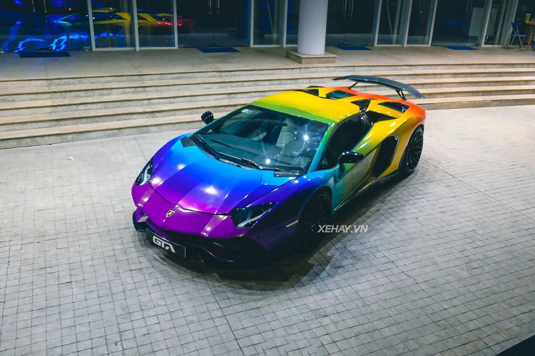 Chiếc Lamborghini Aventador Roadster mui trần trong bài từng thuộc sở hữu của một đại gia tại Hà Nội. Nguyên bản, chiếc Lamborghini Aventador Roadster này có màu sơn ngoại thất trắng kết hợp nhiều chi tiết carbon từ gói độ Novitec. Cụ thể như nắp ca-pô, viền khe hút gió trước, cản chống va, cánh gió,… đều sử dụng chất liệu carbon.