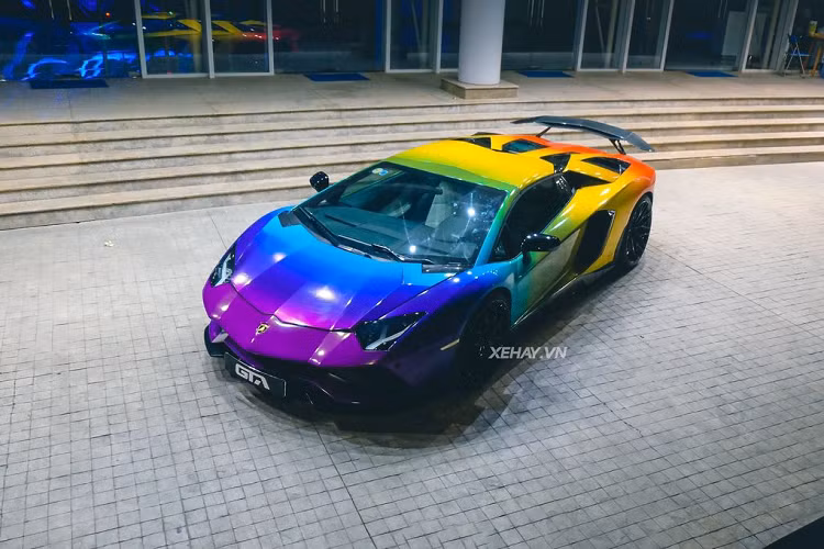 Chiếc Lamborghini Aventador Roadster mui trần trong bài từng thuộc sở hữu của một đại gia tại Hà Nội. Nguyên bản, chiếc Lamborghini Aventador Roadster này có màu sơn ngoại thất trắng kết hợp nhiều chi tiết carbon từ gói độ Novitec. Cụ thể như nắp ca-pô, viền khe hút gió trước, cản chống va, cánh gió,… đều sử dụng chất liệu carbon.