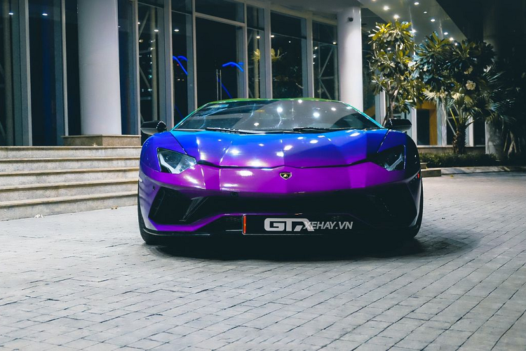 Lamborghini Aventador Roadster độ Novitec trong bài được trang bị bộ mâm kích thước 21 inch phía trước và 22 inch phía sau màu vàng đồng của thương hiệu Anrky. Bên trong là cùm phanh Lamborghini màu đỏ và đĩa phanh Ceramic rất lớn. Sau khi chia tay thủ đô và Nam tiến, siêu bò đã được “thay bộ áo” mới.