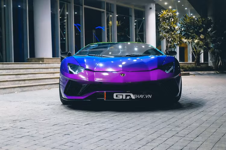 Lamborghini Aventador Roadster độ Novitec trong bài được trang bị bộ mâm kích thước 21 inch phía trước và 22 inch phía sau màu vàng đồng của thương hiệu Anrky. Bên trong là cùm phanh Lamborghini màu đỏ và đĩa phanh Ceramic rất lớn. Sau khi chia tay thủ đô và Nam tiến, siêu bò đã được “thay bộ áo” mới.