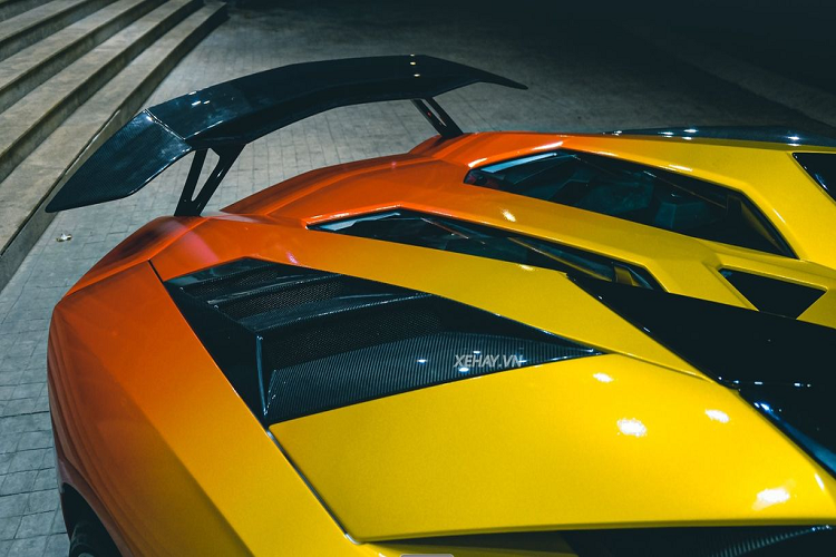 Cụ thể, phần đầu xe được bắt đầu với màu tím rồi dần đến xanh dương, tiếp đến là vàng và đỏ là màu cuối cùng. Còn chiếc xe trước thì có thự tự sắp xếp màu ngược lại. Thời gian gần đây, phong trào “chơi màu” theo phong cách sặc sỡ khá được các đại gia ưa chuộng.