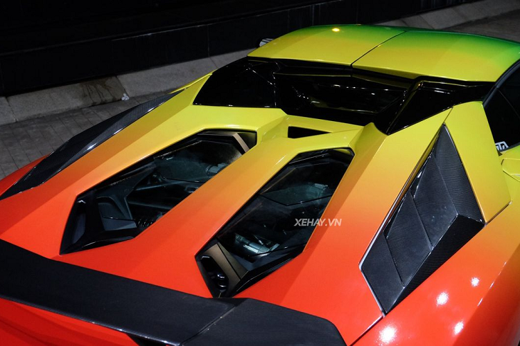 Nội thất của chiếc Aventador Roaster này là sự kết hợp của chất liệu da cao cấp màu đen và trắng. Tương tự như ở ngoại thất, bên trong cabin của xe cũng có nhiều chi tiết được ốp carbon. Màn hình trung tâm có kích thước vừa phải.