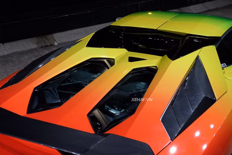 Nội thất của chiếc Aventador Roaster này là sự kết hợp của chất liệu da cao cấp màu đen và trắng. Tương tự như ở ngoại thất, bên trong cabin của xe cũng có nhiều chi tiết được ốp carbon. Màn hình trung tâm có kích thước vừa phải.