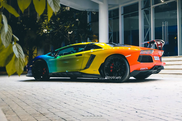 Về truyền động, chiếc Lamborghini Aventador Roadster này sử dụng động cơ 6,5 lít V12 công suất 700 mã lực, mô-men xoắn cực đại 690 Nm đi kèm hộp số 7 cấp ly hợp kép. Ngoài ra, siêu bò còn được trang bị cộng nghệ ngắt bớt xy-lanh và hệ thống dừng động cơ stop/start, giúp giảm đáng kể lượng nhiên liệu tiêu thụ và mức khí thải. Thời gian tăng tốc từ 0 lên 100 km/h chỉ mất 2,9 giây, tốc độ tối đa 349 km/h.