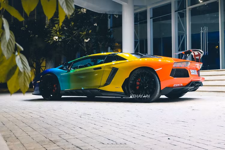 Về truyền động, chiếc Lamborghini Aventador Roadster này sử dụng động cơ 6,5 lít V12 công suất 700 mã lực, mô-men xoắn cực đại 690 Nm đi kèm hộp số 7 cấp ly hợp kép. Ngoài ra, siêu bò còn được trang bị cộng nghệ ngắt bớt xy-lanh và hệ thống dừng động cơ stop/start, giúp giảm đáng kể lượng nhiên liệu tiêu thụ và mức khí thải. Thời gian tăng tốc từ 0 lên 100 km/h chỉ mất 2,9 giây, tốc độ tối đa 349 km/h.