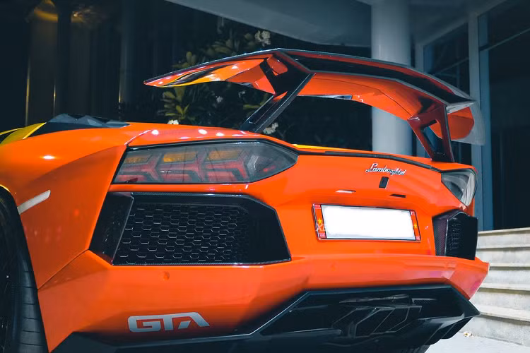 Điểm khác biệt lớn nhất giữa bản Roadster và bản Coupe là bản Roadster sở hữu mui xe bằng carbon, nặng khoảng 5,9 kg và có thể được tháo lắp bằng tay, cất gọn ở phần cốp phía trước. Phần đầu xe có thiết kế hầm hố, trong đó chi tiết nổi bật nhất là cụm đèn pha góc cạnh, có đồ họa hình xương cá và sử dụng công nghệ LED tiên tiến.