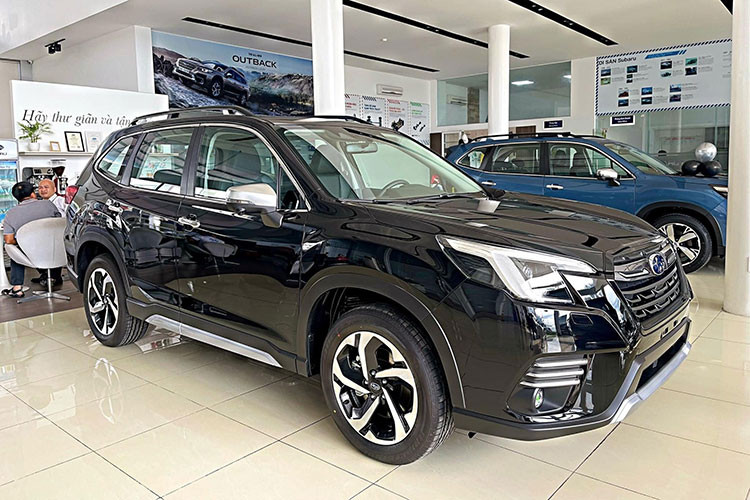 Tại thị trường Việt Nam, giá xe Subaru Forester 2023 tương ứng cho 3 phiên bản, gồm: 2.0 i-L giá 969 triệu đồng, 2.0 i-L Eyesight giá 1,099 tỷ đồng và 2.0 i-S EyeSight giá 1,199 tỷ đồng.