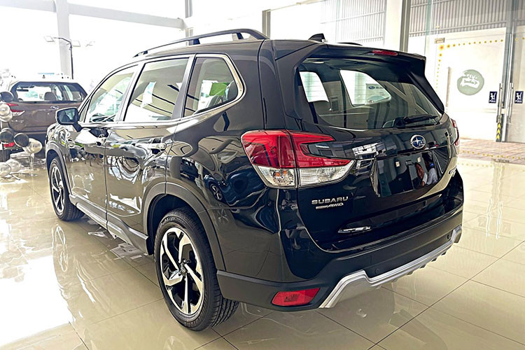 Mẫu xe SUV Subaru Forester 2023 là phiên bản nâng cấp vòng đời nên xe không có nhiều thay đổi so với thế hệ hiện tại đang bán tại Việt Nam. Về ngoại hình, xe được thiết kế mang phong cách hiện đại, cá tính.