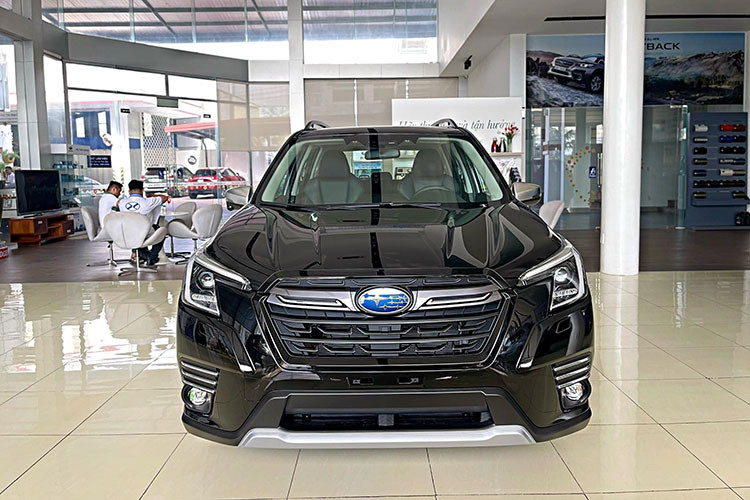 Điểm nhấn là phần đầu với cụm đèn pha mới đi kèm đèn định vị ban ngày được tinh chỉnh, lưới tản nhiệt mở rộng, cản trước tương tự bản trước. Riêng phần đuôi xe và bên hông vẫn giữ nguyên, la zăng xe vẫn là loại 18 inch cho bản cao và 17 inch cho bản thấp.