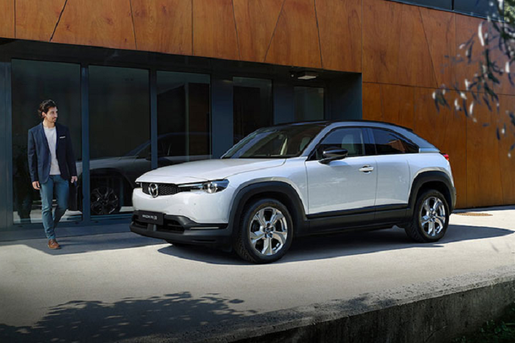 Mazda đã đi sau hầu hết các nhà sản xuất ôtô khác trong lĩnh vực điện khí hóa. Thậm chí hãng này còn chậm hơn cả những hãng vốn nổi tiếng bảo thủ như Toyota và Nissan. Dù vậy, nếu thật sự quyết tâm phát triển xe ôtô điện Mazda vẫn có cơ may bắt kịp các hãng xe khác trên thị trường.