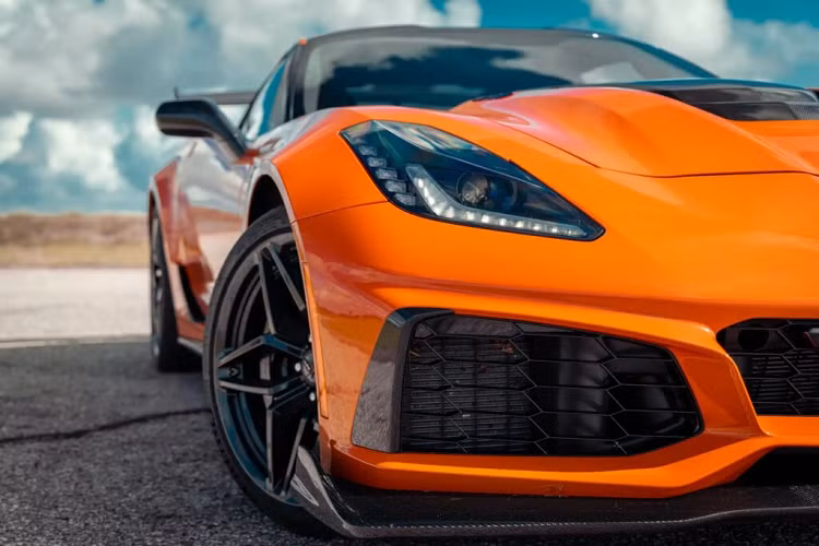 Mẫu xe còn được trang bị hệ thống cảm ứng không khí lưu lượng cao, nâng cấp ròng rọc thấp hơn của Hennessey, đầu ống dài bằng thép không gỉ, trục cam HPE tùy chỉnh, đầu xi-lanh có thêm cổng...