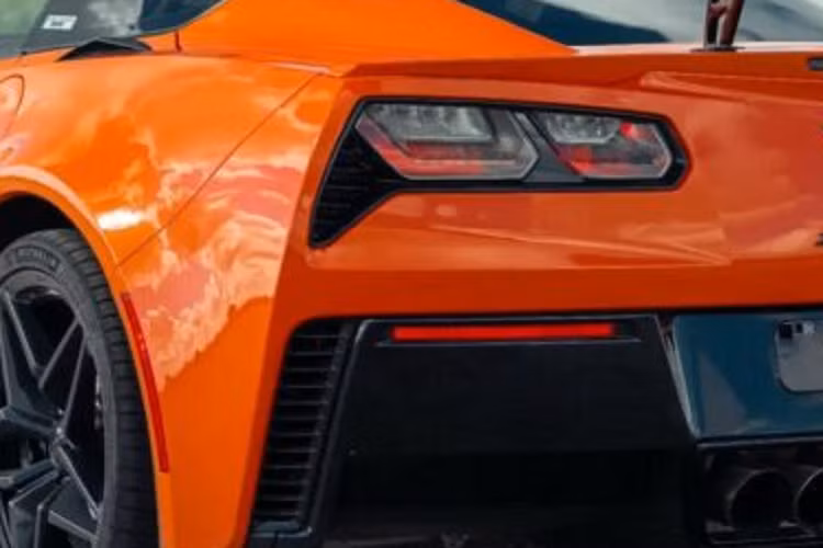 Nếu khách hàng muốn một mẫu xe mạnh mẽ hơn, họ hoàn toàn có thể lựa chọn mẫu xe HPE1000. Đúng như tên gọi, động cơ này cho công suất 1.000 mã lực tại 6.400 vòng/phút và mô-men xoắn cực đại 1.309 Nm tại 4.400 vòng/phút.