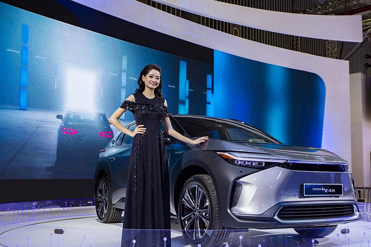 Tại Triển lãm Ô tô Việt Nam 2022, Toyota mang đến những trải nghiệm thực tế cho khách hàng với 7 mẫu xe mới nhất trong dải sản phẩm, bao gồm các các mẫu xe điện, đại diện cho tầm nhìn trung hòa Carbon và mục tiêu phát triển bền vững toàn cầu. Trong đó, đáng chú ý nhất phải kể đến mẫu SUV chạy điện Toyota bZ4X 2023 mới – tiên phong cho loạt xe điện dòng bZ của nhà sản xuất ôtô Nhật Bản.