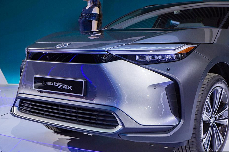 Theo công bố của nhà sản xuất, Toyota bZ4X có chiều dài 4.690 mm, chiều rộng 1.860 mm, chiều cao 1.650 mm và chiều dài cơ sở 2.850 mm. Tổng thể thiết kế của Toyota bZ4X khá tối giản nhưng không hề mất đi vẻ hiện đại và tương lai