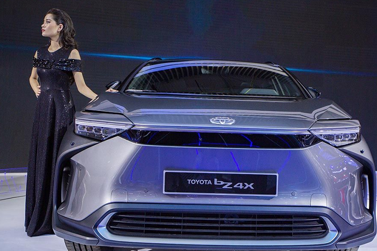 Đáng tiếc, lần xuất hiện này của mẫu SUV chạy điện nhà Toyota tại VMS 2022 chỉ nhằm mục đích thể hiện định hướng tương lai của hãng và hãng chưa có kế hoạch phân phối chính thức bZ4X tại thị trường Việt Nam.
