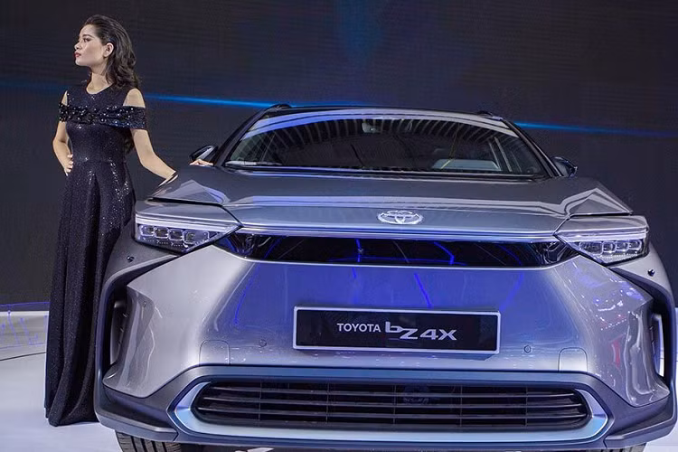 Đáng tiếc, lần xuất hiện này của mẫu SUV chạy điện nhà Toyota tại VMS 2022 chỉ nhằm mục đích thể hiện định hướng tương lai của hãng và hãng chưa có kế hoạch phân phối chính thức bZ4X tại thị trường Việt Nam.