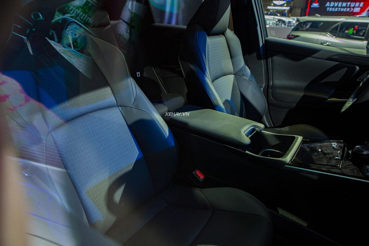 Chiếc SUV điện này là mẫu xe đầu tiên sử dụng nền tảng e-TNGA mới được Toyota phát triển với sự hợp tác của Subaru. Tại thị trường quốc tế, Toyota bZ4X cung cấp cho khách hàng 2 tuỳ chọn hệ dẫn động gồm dẫn động cầu trước FWD và dẫn động 4 bánh (AWD).