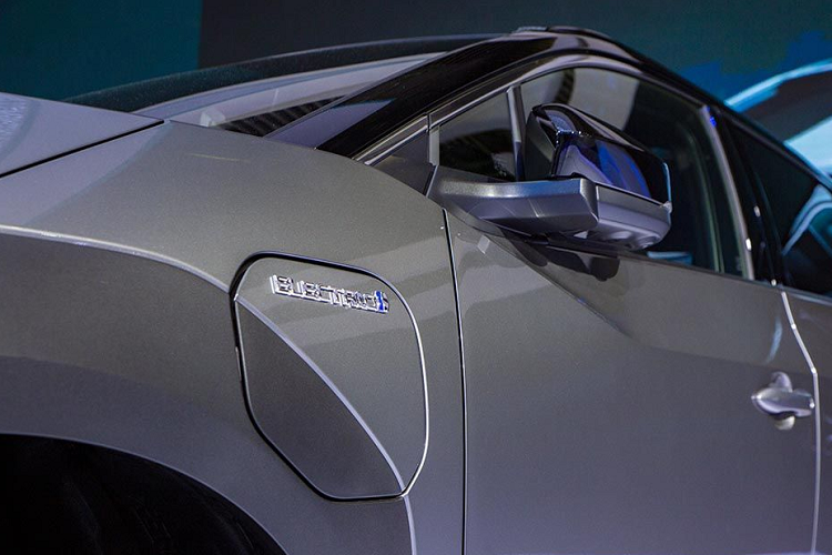 Bên trong cabin, mẫu xe SUV điện Toyota bZ4X cung cấp cho người dùng 5 chỗ ngồi rộng rãi với nhiều trang bị tiện nghi hấp dẫn.