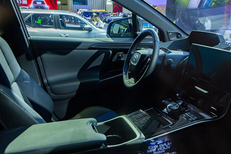 Chiếc SUV điện nhà Toyota sở hữu nhiều đường nét góc cạnh, đường viền vòm bánh xe màu đen và phần mái tương phản mang đến cái nhìn trẻ trung và thể thao hơn.Ấn tượng nhất phải kể đến mặt ca-lăng hoàn toàn mới, thể hiện một ngôn ngữ thiết kế riêng biệt cho những chiếc xe điện đeo huy hiệu bZ.