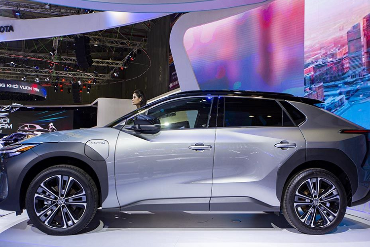 Tiếp đến là núm xoay chuyển số, sạc điện thoại thông minh không dây, điều hòa tự động 2 vùng độc lập, hệ thống âm thanh 6 loa, 5 cổng USB, vô lăng bọc da phanh tay điện tử, tính năng tự động giữ phanh tạm thời,… . Đáng chú ý, toàn bộ cabin của Toyota bZ4X đều sử dụng các chất liệu cách âm và kính cửa sổ đặc biệt để hạn chế tiếng ồn lọt từ ngoài vào.