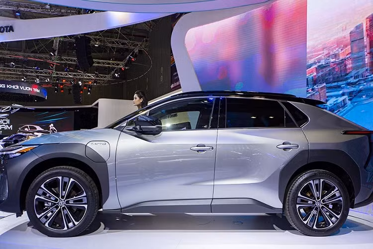 Tiếp đến là núm xoay chuyển số, sạc điện thoại thông minh không dây, điều hòa tự động 2 vùng độc lập, hệ thống âm thanh 6 loa, 5 cổng USB, vô lăng bọc da phanh tay điện tử, tính năng tự động giữ phanh tạm thời,… . Đáng chú ý, toàn bộ cabin của Toyota bZ4X đều sử dụng các chất liệu cách âm và kính cửa sổ đặc biệt để hạn chế tiếng ồn lọt từ ngoài vào.