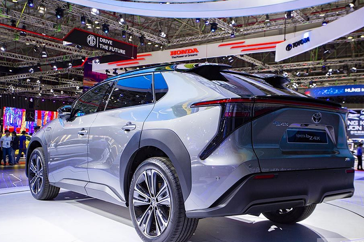 Toyota tuyên bố rằng những mẫu xe điện mới của hãng sẽ có pin bền hơn đáng kể và mục tiêu mà hãng xe Nhật đặt ra cho chiếc bZ4X là chỉ hao hụt 10% sau hơn 10 năm sử dụng hoặc 240.000 km lái xe – tùy theo điều kiện nào đến trước.