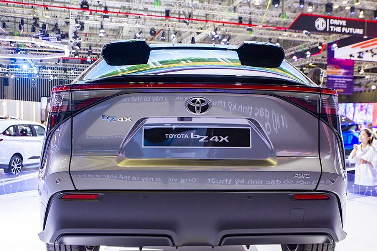 Cụ thể, khi xe còn mới Toyota bZ4X tại Việt Nam sẽ có phạm vi hoạt động tối đa 500 km thì sau 10 năm khả năng vận hành sẽ giảm còn 450 km trong một lần sạc - áp dụng với tần suất lái xe trung bình của một người, trong trường hợp chủ xe sử dụng nhiều và thường xuyên sạc nhanh thì dung lượng pin có thể giảm nhiều hơn.